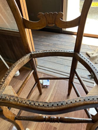 椅子の座面を修理している途中